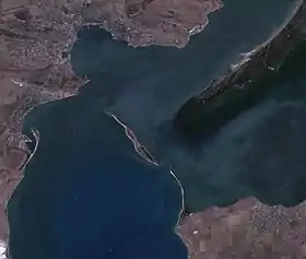 Image satellite du détroit de Kertch avec l'île de Touzla au centre.