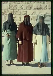 Femmes voilées (entre 1950 et 1977).