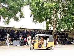 Transport de bagages avec un tricycle (Cloboto)