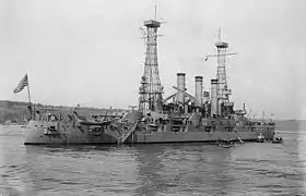 Photo en noir et blanc d'un cuirassé vu de tribord arrière.