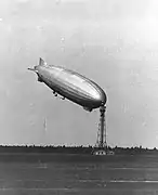 L'USS Los Angeles commence à prendre une position verticale.