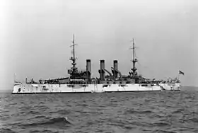 Photo en noir et blanc d'un cuirassé vu de babord.