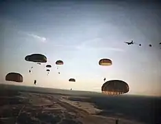 Des rangers du 75e régiment parachutés sur la Grenade en 1983.