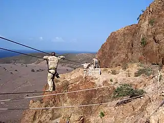 Deux militaires de l'US Army en franchissement d’un « pont de singe », janvier 2007.