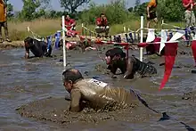 Une pataugeoire de boue où il faut ramper