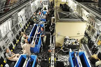 Transports des dauphins à bord d'un C-17 Globemaster III
