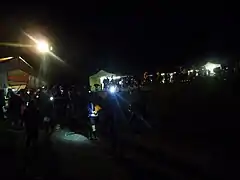 Ravitaillement nocturne près du refuge de la Balme (1 706 m) vers le km 40 en 2021.