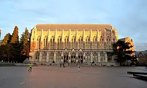 La bibliothèque Suzzallo library, sur la place rouge (red square), au cœur du campus