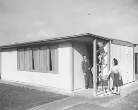 Une famille recevant son UK 100.