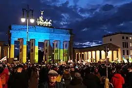 Manifestation pro-ukrainienne devant la Porte de Brandebourg à Berlin (Allemagne).