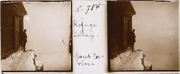 Un alpiniste devant l'entrée du refuge Solvay en 1922.