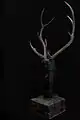 Un zhenmushou, protecteur des tombes. Andouiller (cornes de cerf), bois peint et laqué, H : 126 cm. Ve - IIIe siècle av. J.-C. Ancien royaume de Chu (Xe siècle av. J.-C. - 223 av. J.-C.) Zhou orientaux, époque des Royaumes Combattants. Musée Cernuschi