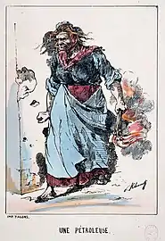 Vielle femme en haillons et pieds nus portant une bouteille enflammée.