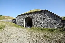 Une traverse-abri au-dessus du casernement.