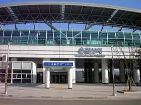 La station et l'un de ses deux accès, en 2009.