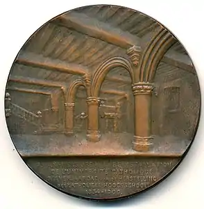 Revers de la médaille, la grande et belle salle des pas-perdus des Halles de Louvain.