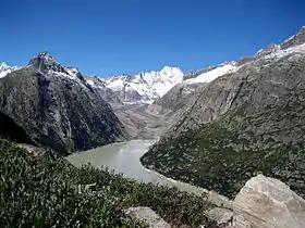 Vue du glacier de l'Unteraar à l'extrémité du col du Grimsel. Au fond, la jonction entre le glacier du Finsteraar (venant depuis la gauche) et de Lauteraar (à droite).