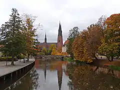 La cathédrale d'Uppsala se reflétant dans la Fyris