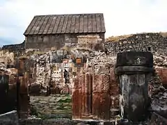 Vestiges du portail méridional de Sourp Astvatsatsin.