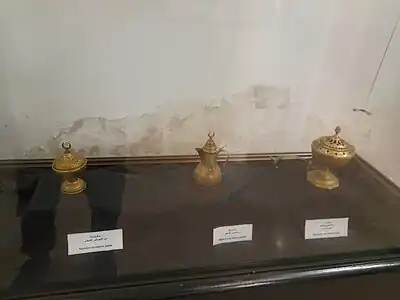 Ustensiles (de droite à gauche : encensoir, aiguière, sucrière) en cuivre jaune d'Oran, du XIXe siècle