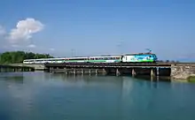 Le Voralpen-Express franchit la digue de Rapperswil, sur le lac de Zurich