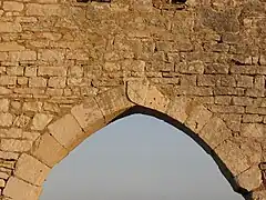 La porte ogivale de l’entrée de l’ermitage.