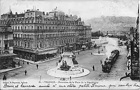 Train à vapeur en provenance de l'Ardèche, sur la place de la République (vers 1910).