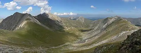 Paysage de montagnes vu de haut.