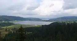 Vue du lac de Remoray et du lac de Saint-Point au fond. À droite, la commune de Labergement-Sainte-Marie.