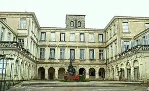 Château de Simiane - Façade sur la place Aristide-Briand.
