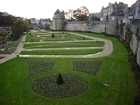 Jardins des remparts en 2009, vus depuis la courtine de la tour Joliette.