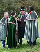 Discussion entre confrères (en vert foncé la Confrérie du dindon de Varaignes).