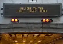 Panneau à message variable à l'entrée d'un tunnel
