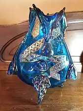 Vase bleu tripode en verre émaillé d'Auguste Jean (entre 1877 et 1884). Collection privée.