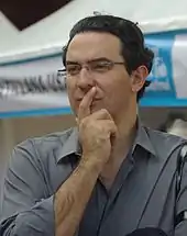 Portrait d'un homme portant des lunettes