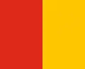 Un drapeau carré divisé verticalement en 2 parties égales, rouge-orangé à gauche et jaune-orangé à droite.