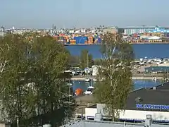 Le port Ouest occupe l'arrière plan de cette vue prise depuis Lauttasaari.