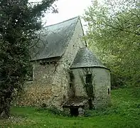 Abside et appentis abritant la source.