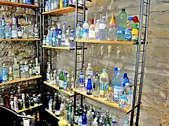 Collection de flacons anciens, dans le musée de l'eau minérale.