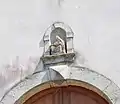 Piéta datée de 1707 au-dessus du portail.