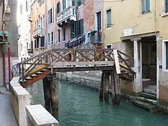 ponte de l'Ogio (ou Olio), reliant corte éponyme et Fondamenta dei Fiori