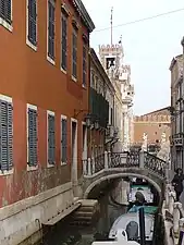Le ponte dell'Inferno reliant le bâtiment de l'arsenal au fondamenta di fronte;