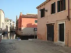 Le rio, vue du Corte Zappa, a droit le Rio de l'Avogaria  et derrière, le Ponte de le Pazienze