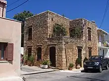 photographie couleurs : une rue avec une maison en pierres brutes