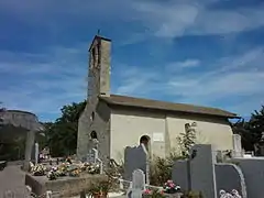 Chapelle Saint-Jean-Baptiste aux Tourniaires, avec son énorme clocher-mur.