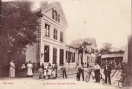 La seconde gare du Bourget, photographiée au début du XXe siècle. Elle a été construite en 1871 à la suite de la destruction de la première pendant les batailles de la guerre franco-allemande de 1870,