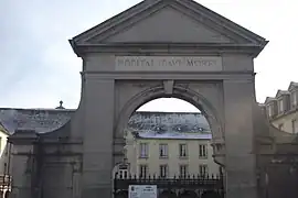 La porte d'entrée de l'édifice.