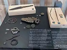 Photographie d'objets médiévaux exposés derrière une vitrine