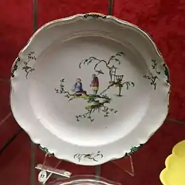 Assiette à décor au chinois, Grasse, musée d'art et d'histoire de Provence.