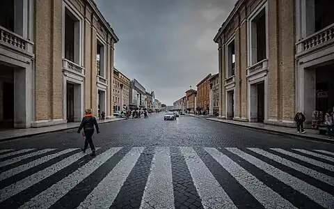 Le bel effet « porte monumentale » réalisé par le palais au début de la Via della Conciliazione.